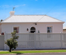 Historic Central Cottage In Warrnambool