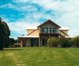 Logans Beach House and Apartments