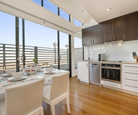 Stylish Loft with Balcony near Errol St Dining