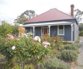 Yarram Cottage: Art and Accommodation