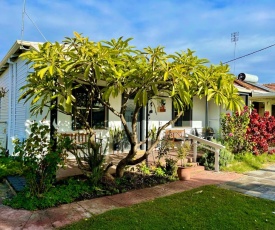 Salt and pepper Cottage - 100 years old, walk to Shops and Cafes