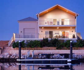 21 Corella Court - PRIVATE JETTY & POOL