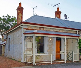 Art on Attfield - cute heritage 1 bedroom stone cottage