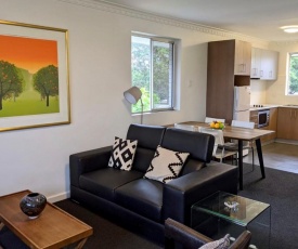 Superb 2 BR Apartment Minutes to CBD- Cen8