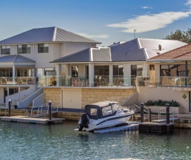 Aqua Vista - Luxury Front Row Canal Estate in Mandurah