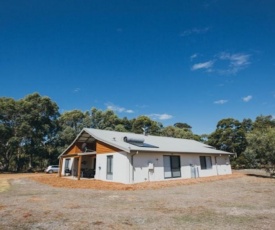 Kangaroo Retreat - Family Favourite Bush Retreat with Kangaroos in Margaret River