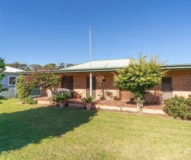 Cudgee - quaint cottage with separate cabin