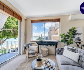 STUNNING HARBOURSIDE APARTMENT // CLOSE TO CBD