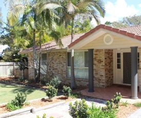 FRANGIPANI BEACH HOUSE - PET FRIENDLY 22 Belbourie Cres Boomerang Beach