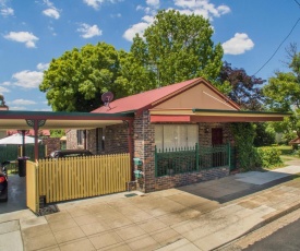 Central Armidale 2-Bedroom Apartment