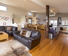 Ned Kelly's Retreat - Sophisticated style with modern convenience and magical outlook