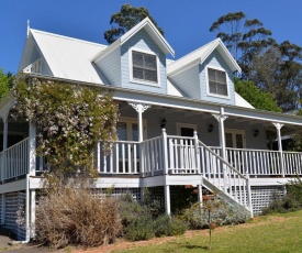 The Doll's House - Charming 2 bedroom cottage just a short walk from the village