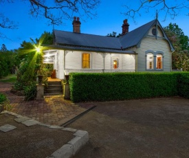 Plynlimmon-1860 Heritage Cottage at Kurrajong