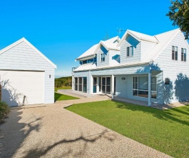 Middle Rock Beach House - Beach Front, Lake Cathie