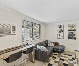 Cosy Studio Apartment Seconds From Manly Beach