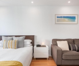 Great Balcony Unit in Heart of Manly Shops and Beach