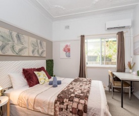 Boutique Private Suite 7 Min Walk to Sydney Domestic Airport 3- ROOM ONLY