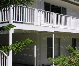 Wonky Pine Beach House, NARRWALLEE- 4 bedroom