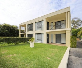 'Bagnall Views' 2/161 Government Rd - Stylish & modern duplex across the road to the waters edge