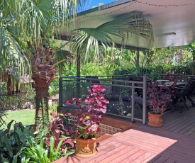 'Sandy Palms' 28 Moorooba Cr - Beautiful Home with Wifi, Air-con and Boat Parking