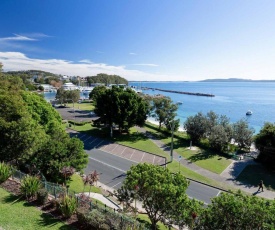 1 'Kiah', 53 Victoria Parade - stunning views, wifi, aircon, just across the road to the water