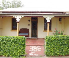 Historic cottage 200m from shops and cafes Wifi Netflix included - #142