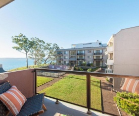 24 'The Poplars', 34 Magnus Street - views, aircon, WIFI, Netflix & Pool