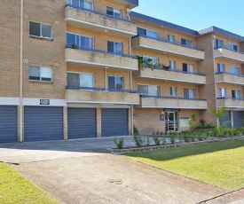 3 'Silvana Court', 26 Ajax Avenue - neat unit with air conditioning