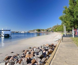 3 Tomaree Street - cute 4 bedroom house with aircon in the heart of town