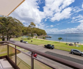 4 'Collendina', 19 Kurrawa Close - fantastic water views and sea breezes