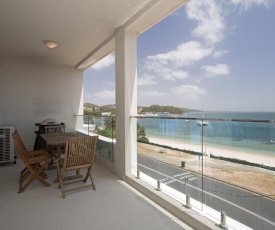 7 'Bayview Towers', 15 Victoria Parade - stunning unit with fabulous views