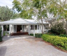 Dutchies Haven', 11 Christmas Bush Ave - Air Con, large enclosed yard, 2 minute walk to Dutchies