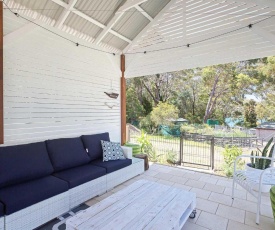 Little Beach House' 4 James Crescent - Little Beach with air con, WiFi and boat parking!