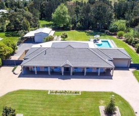 Coast and Country Estate - 15m heated lap pool and just mins to beach