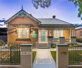 Blue Door Apartments Heritage Charm in CBD