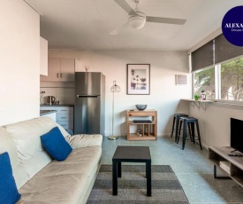 PADDINGTON PAD with PARKING, POOL and Smart TV