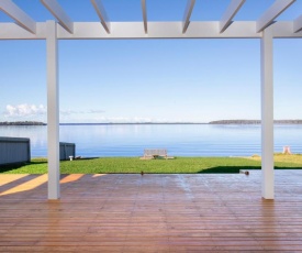 TRANQUILITY ABSOLUTE WATERFRONT - PET FRIENDLY - 10 mins to Hyams Beach