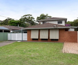 'Willows At The Bay' 111 Horace St - Large House with Aircon, WIFI and Boat Parking.