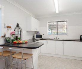 Lorikeet Retreat, 2/117 Tomaree Rd - Pet Friendly, Air Conditioned Holiday House