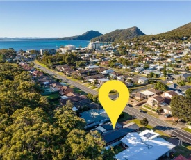 The Bay House Shoal Bay huge five bedroom holiday home with WiFi and Foxtel