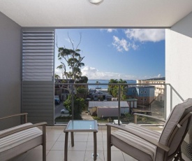 Unit 301 'The Shoal' 6-8 Bullecourt Street - Air con, walking to local shops & beach