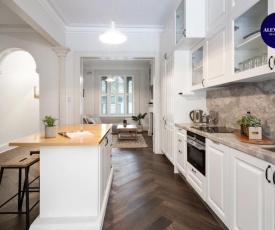 LUXE SURRY HILLS // 4 BEDROOMS // PERFECT LOCATION