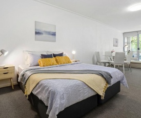 A Cozy & Modern Studio Next to Darling Harbour