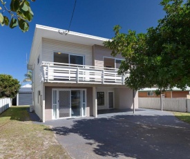 'SeaHaven', 2 Richardson Ave - Large home with Aircon, Smart TV, WIFI, Netflix & Boat Parking