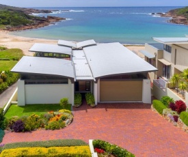 Sails on the Beachfront - Exclusive Seaside Home