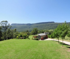 Bottlebrush Lodge - Great views and a pool!