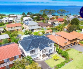 LARGE 4- BEDROOM HOME//MOMENTS FROM THE BEACH