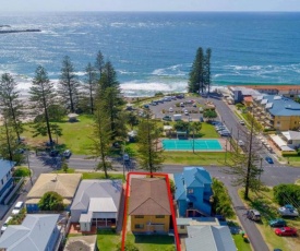 Burleigh Yamba Unit 1. Beachside. Ocean Views, big backyard.